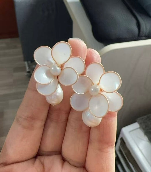 Stephine Freshwater pearls pierced ear